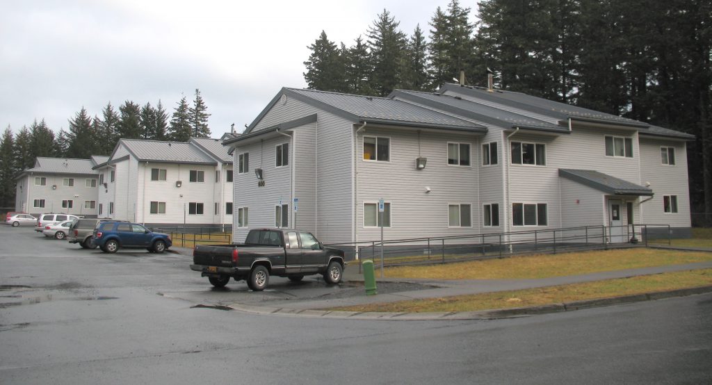 Woodside Manor 600 building-xropped